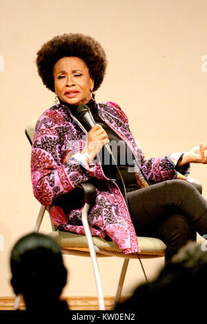 Schauspielerin und Autorin Jenifer Lewis über ihr neues Buch am African American Museum in Philadelphia, Pennsylvania. Mit: Jenifer Lewis Wo: Philadelphia, Pennsylvania, United States Wann: 17 Aug 2017 Quelle: W. Wade/WANN Stockfoto