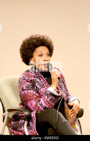 Schauspielerin und Autorin Jenifer Lewis über ihr neues Buch am African American Museum in Philadelphia, Pennsylvania. Mit: Jenifer Lewis Wo: Philadelphia, Pennsylvania, United States Wann: 17 Aug 2017 Quelle: W. Wade/WANN Stockfoto