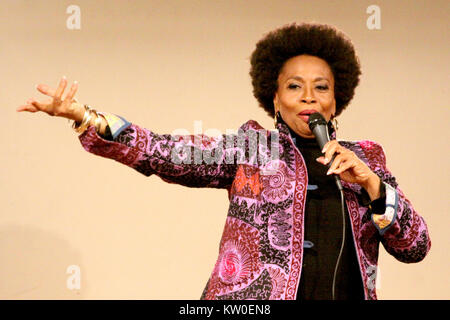 Schauspielerin und Autorin Jenifer Lewis über ihr neues Buch am African American Museum in Philadelphia, Pennsylvania. Mit: Jenifer Lewis Wo: Philadelphia, Pennsylvania, United States Wann: 17 Aug 2017 Quelle: W. Wade/WANN Stockfoto