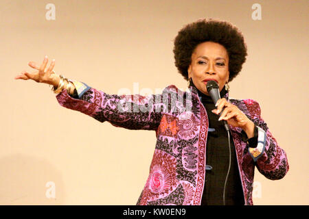 Schauspielerin und Autorin Jenifer Lewis über ihr neues Buch am African American Museum in Philadelphia, Pennsylvania. Mit: Jenifer Lewis Wo: Philadelphia, Pennsylvania, United States Wann: 17 Aug 2017 Quelle: W. Wade/WANN Stockfoto