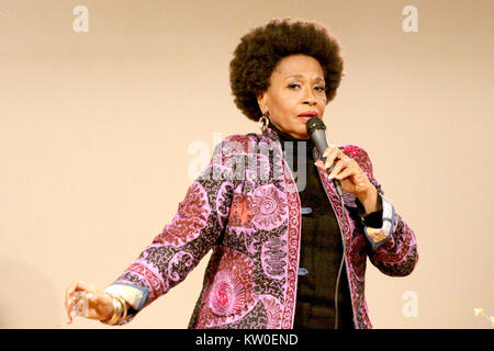 Schauspielerin und Autorin Jenifer Lewis über ihr neues Buch am African American Museum in Philadelphia, Pennsylvania. Mit: Jenifer Lewis Wo: Philadelphia, Pennsylvania, United States Wann: 17 Aug 2017 Quelle: W. Wade/WANN Stockfoto