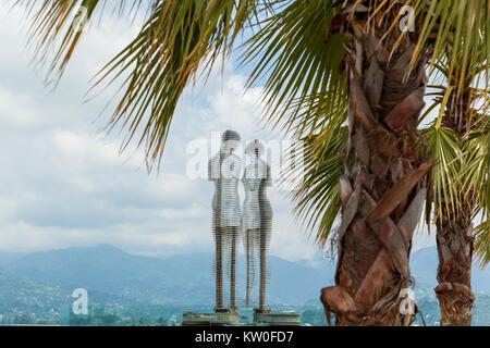 Batumi, Adscharien, Georgia. Ein sich bewegendes Metall Skulptur von georgischen Bildhauer Tamara Kvesitadze im Jahr 2007 geschaffen, mit dem Titel der Mann und die Frau oder Ali und Nino. Stockfoto