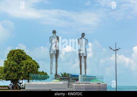 Batumi, Adscharien, Georgia. Ein sich bewegendes Metall Skulptur von georgischen Bildhauer Tamara Kvesitadze im Jahr 2007 geschaffen, mit dem Titel der Mann und die Frau oder Ali und Nino. Stockfoto