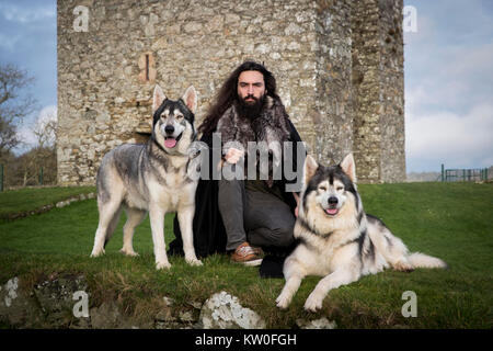 William Mulhall von Direwolf Touren vor audley Schloss, in Zusammenarbeit mit Thor (links) und Odin, die beiden nördlichen Inuit Hunde besitzt er die Gespielt irewolves', die in der Trefferliste HBO Fantasy drama, Spiel der Throne. Stockfoto