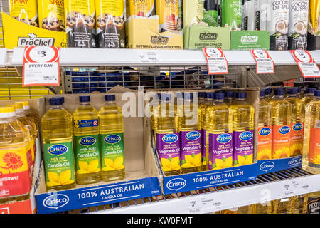 Speiseöl auf Verkauf in einem Supermarkt, Rapsöl, Sonnenblumenöl, Pflanzenöl und Kokosöl Stockfoto