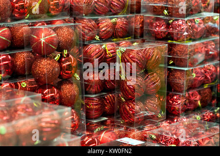 Weihnachten Kugeln sind rot, im Supermarkt. Spielwaren in Verkauf Stockfoto