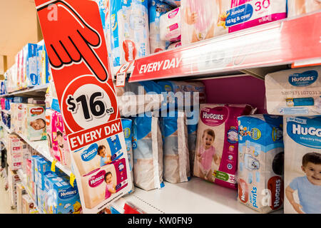 Huggies Windeln für Babys und kleine Kinder auf Verkauf an ein Coles Supermarkt in Sydney, Australien Stockfoto