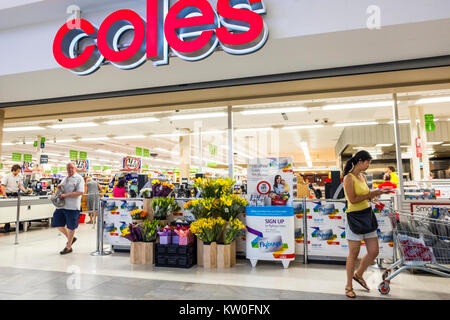 Frau schieben Einkaufswagen hinterlässt ein Coles Supermarkt store in Sydney, Australien Stockfoto