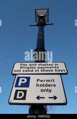 Straße Schild Parkplatz für erlaubnishalter nur und nennt Zahlen und Display und ringgo Zahlungen sind nicht gültig, in Twickenham, Middlesex, England Stockfoto