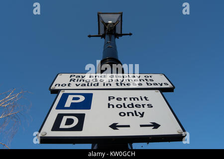 Straße Schild Parkplatz für erlaubnishalter nur und nennt Zahlen und Display und ringgo Zahlungen sind nicht gültig, in Twickenham, Middlesex, England Stockfoto