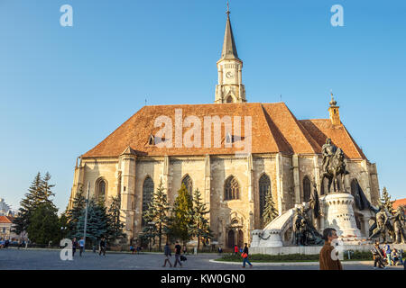CLUJ-NAPOCA, Rumänien - Oktober 19, 2014: Unirii Platz und die St. Michael Kirche in Cluj-Napoca, Rumänien Stockfoto
