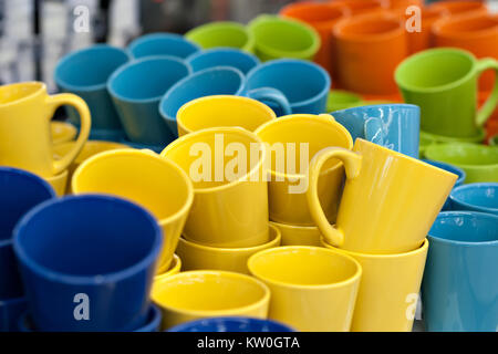 Keramik Becher und Schalen in verschiedenen Farben im Store auf der Theke, stand in einer Reihe Flor. Verkauf, Handel Stockfoto