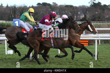 Hardcover geritten von Shane Shortall (Mitte) Rennen klar der letzten auf dem Weg zum Gewinnen der Irischen Daily Star Weihnachten Anfänger Handicap Hürde bei Tag drei der Leopardstown Weihnachten Festival an der Rennbahn Leopardstown. Stockfoto