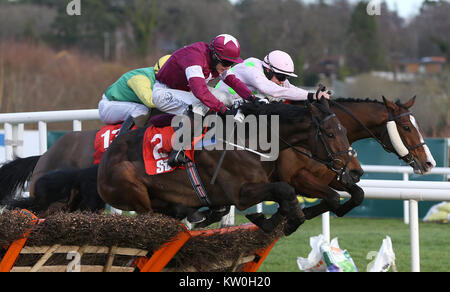 Hardcover geritten von Shane Shortall (Mitte) Löscht die letzte auf dem Weg zum Gewinnen der Irischen Daily Star Weihnachten Anfänger Handicap Hürde bei Tag drei der Leopardstown Weihnachten Festival an der Rennbahn Leopardstown. Stockfoto