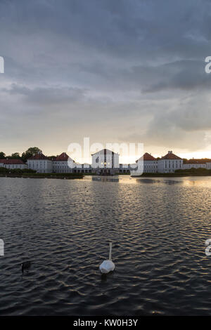 Dramatische Szenerie der post Sturm Sonnenuntergang von Schloss Nymphenburg in München Deutschland. Stockfoto