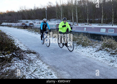 Radfahrer entlang einem Pfad am Forth und Clyde Kanal in der Nähe der Falkirk Wheel als das kalte Wetter fort. Stockfoto