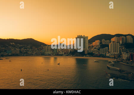 Luftaufnahme von Songdo Beach und Busan city im Sonnenuntergang von der Seilbahn. Busan, der früher als Pusan bekannt und jetzt offiziell in Busan Stockfoto