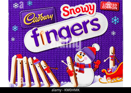 Box limited edition Cadbury Snowy Finger - frische Kekse zum Teil in weißer Schokolade und Milch Schokolade auf weißem Hintergrund Stockfoto