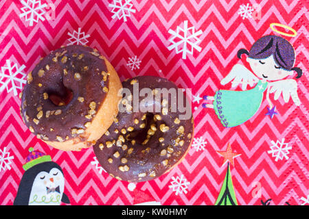 2 Tesco festliche Mini Donuts auf Weihnachten serviette Stockfoto