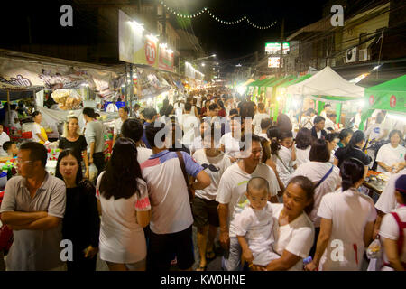 Eine Straße, die während des Vegetarisches Festival in Phuket, Thailand Stockfoto