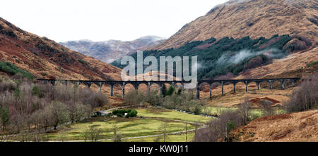 Glenfinnan Eisenbahnviadukt, Glenfinnan, Schottland, Großbritannien Stockfoto
