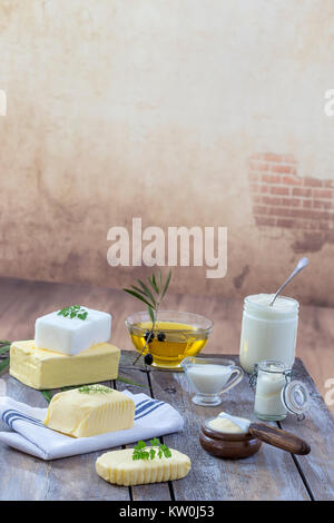 Essen Fette und Öle: Satz von Milchprodukten und Öl und tierischen Fetten auf einem hölzernen Hintergrund Stockfoto