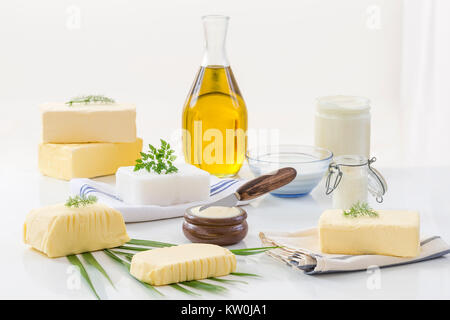 Essen Fette: Satz von Milchprodukten und Öl auf weißem Hintergrund Stockfoto