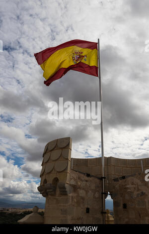 Spanische Flagge schwenkten auf einen Turm des Alcazar in Segovia Stockfoto