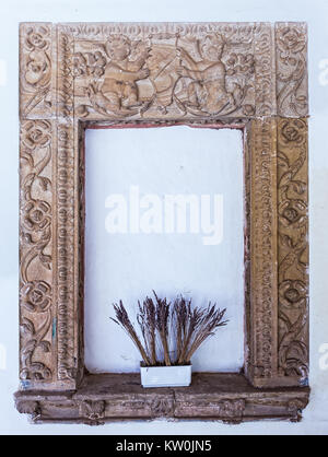 Almagro, Spanien - 25. Februar 2015: Alte Fenster mit Brettern vernagelt. Kreuzgang im Kloster der Dominikaner. Almagro. Spanien. Stockfoto