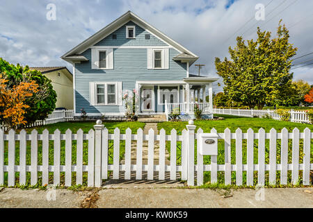 Nett, urig vintage Haus mit einem kleinen Garten, Veranda und weißen Lattenzaun im amerikanischen Nordwesten abgedeckt Stockfoto