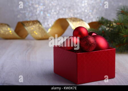 Bunte rote Geschenke mit Weihnachtskugeln isoliert auf silbernem Hintergrund Stockfoto