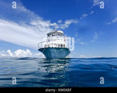 Freizeit Boot auf das ruhige Wasser aus dem Meer Stockfoto