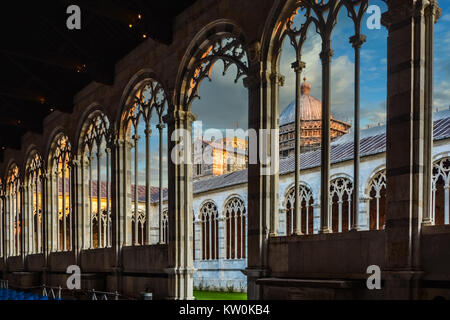 Der Camposanto Monumentale auf dem Platz der Wunder in Pisa, Italien mit dem Dom in der Ferne und die Kammer der Reliquien Stockfoto