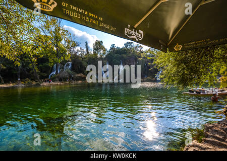 Bosnien und Herzegowina, Herzegowina Ljubuski Bezirk. Kravica oder Kravice Wasserfällen auf der Trebizat Fluss mit Touristen. Stockfoto