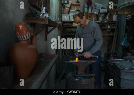 . Safranbolu ist eine Stadt und ein Landkreis der Provinz Karabük in der Schwarzmeerregion der Türkei. Die Stadt ist berühmt mit alten Villen und Schmiede. Stockfoto