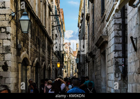 Eine belebte Straße in der Altstadt von Dubrovnik Kroatien, mit vielen Touristen zusammen zu Fuß auf einem sonnigen Tag im frühen Herbst Stockfoto