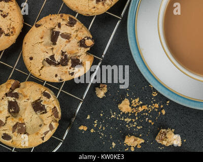 Belgische Dark Chocolate Chip Cookies Kekse vor schwarzem Hintergrund Stockfoto