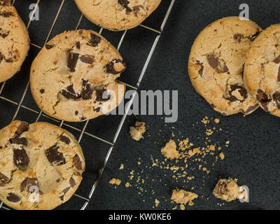 Belgische Dark Chocolate Chip Cookies Kekse vor schwarzem Hintergrund Stockfoto