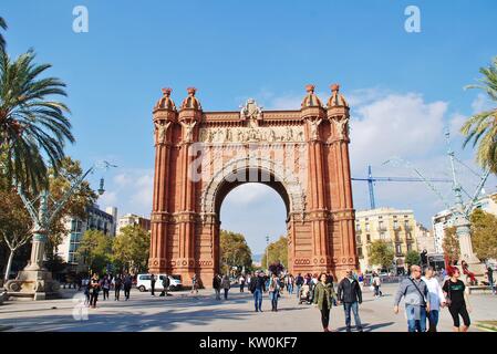 Der historische "Arc de Triomf" in Barcelona, Spanien am 1. November 2017. Es war 1888 als der Eingang zur Weltausstellung in Barcelona gebaut. Stockfoto