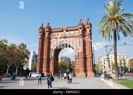 Der historische "Arc de Triomf" in Barcelona, Spanien am 1. November 2017. Es war 1888 als der Eingang zur Weltausstellung in Barcelona gebaut. Stockfoto