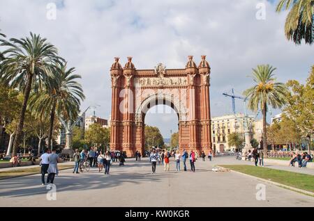 Der historische "Arc de Triomf" in Barcelona, Spanien am 1. November 2017. Es war 1888 als der Eingang zur Weltausstellung in Barcelona gebaut. Stockfoto