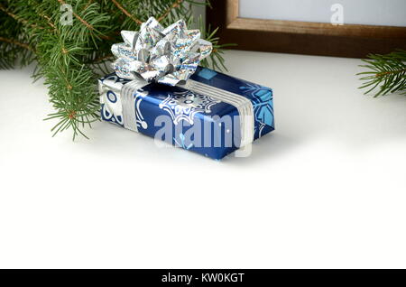 Schön verpackt Weihnachten Geschenke und Geschenke. Bunte Geschenkboxen auf weißem Hintergrund mit Stil kopieren. Stockfoto