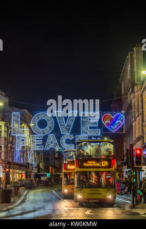 Liebe Frieden Lichter in der Stadt Brighton, East Sussex Stockfoto