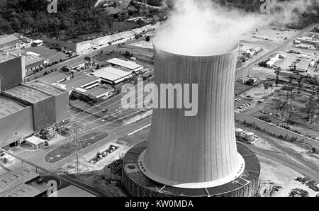 TARONG, AUSTRALIEN, circa 1980: Dampf steigt von einem Kühlturm auf ein Kohlekraftwerk während der Bauarbeiten ca. 1980 bei Tarong, Queensland, Australien. Stockfoto