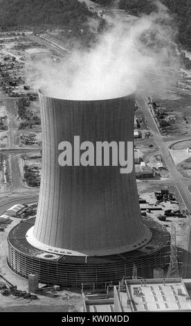 TARONG, AUSTRALIEN, circa 1980: Dampf steigt von einem Kühlturm auf ein Kohlekraftwerk während der Bauarbeiten ca. 1980 bei Tarong, Queensland, Australien. Stockfoto