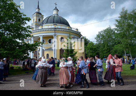 St. Petersburg, Russland - 22. Mai 2016: Menschen in nationalen russischen Anzüge sind Tanzen am beim Festival der Volkskultur. Nicholas Kirchhof, Kirche Stockfoto