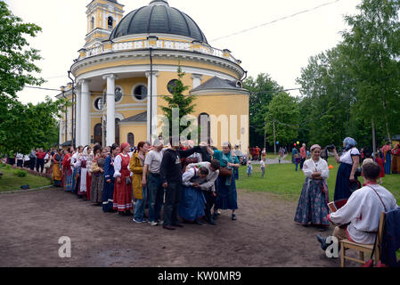 St. Petersburg, Russland - 22. Mai 2016: Menschen in russischen nationalen Anzüge sind tanzen und spielen beim Festival der Volkskultur. Nicholas Kirchhof, Stockfoto