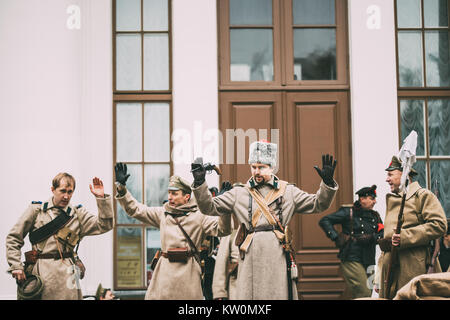 Gomel, Belarus - November 7, 2017: Feier für das Jahrhundert der Oktoberrevolution. Reenactors in Form von Weißen Guard Soldaten der kaiserlichen Russi Stockfoto