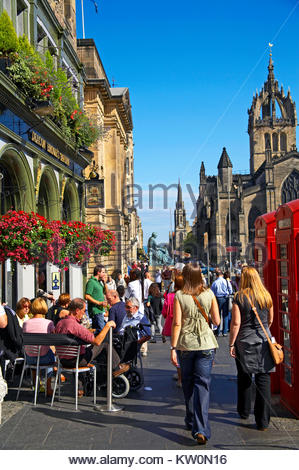 Touristen auf einer belebten Royal Mile, Edinburgh, Schottland Stockfoto