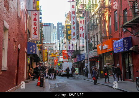 Eine vielbefahrene Straße in Chinatown, Lower Manhattan, New York City, New York, United States Stockfoto